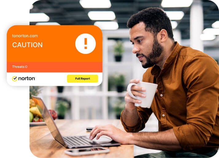 мужчина пьет кофе за ноутбуком, защищенным с помощью Norton Safe Search.